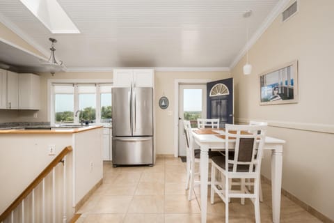 Summer Wind, 4 bedrooms, Private Pool, Next to Beach, Sleeps 8 Casa in Crescent Beach
