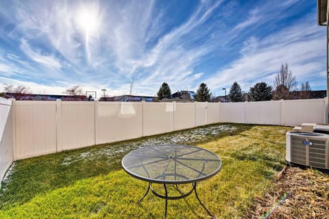 Mtn View Townhome with Amenities, 17 Mi to Snowbird! Haus in South Jordan