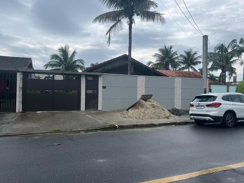 Casa para alugar em Bertioga - Piscina, Wifi e Churrasqueira House in Bertioga