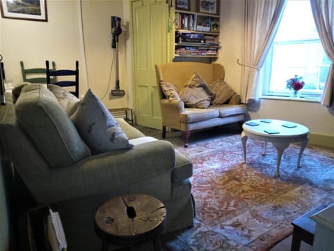 Ty Hen - Quirky Grade II Listed Cottage House in Wales