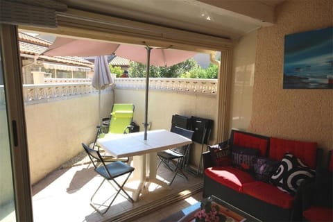 villa 3 chambres 6 couchages petite terrasse dans résidence sécurisée avec piscine commune 400m de la mer LRJP50 Chalet in Portiragnes