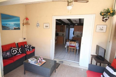 villa 3 chambres 6 couchages petite terrasse dans résidence sécurisée avec piscine commune 400m de la mer LRJP50 Villa in Portiragnes