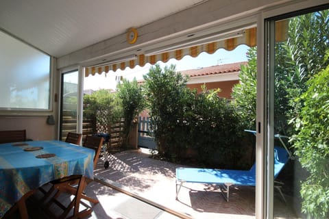 Patio, Dining area