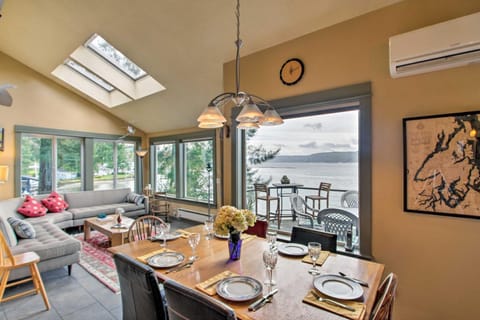 Beautiful Home on Hood Canal with Hot Tub and Dock! Haus in Hood Canal