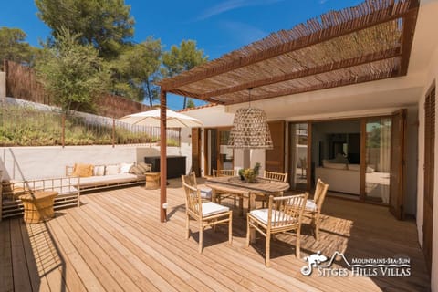 Villa Falco is a beautiful single storey holiday villa with private pool Chalet in Garraf