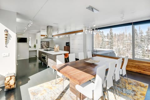 Award Winning Modern Luxury Chalet On River With Hot Tub & Amazing Views - 500 Dollars Of FREE Activities & Equipment Rentals Daily House in Fraser