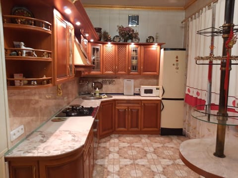 Kitchen or kitchenette, Communal kitchen