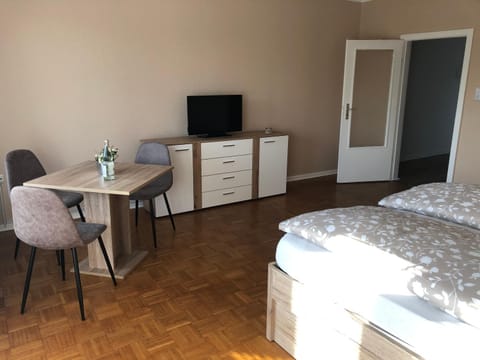 Super Lage, neu renovierte, gemütliche Unterkunft Apartment in Lubeck