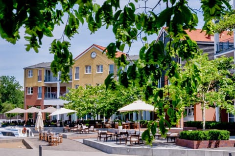 Property building, Restaurant/places to eat, Facade/entrance, Balcony/Terrace