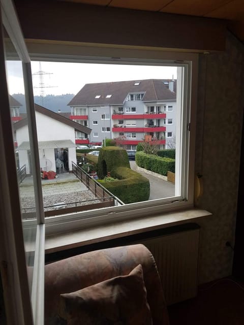 Sonnige ruhige Dachzimmer inkl WIFI plus Kaffee mit WG Dusche und neuer Küche Apartment in Lörrach