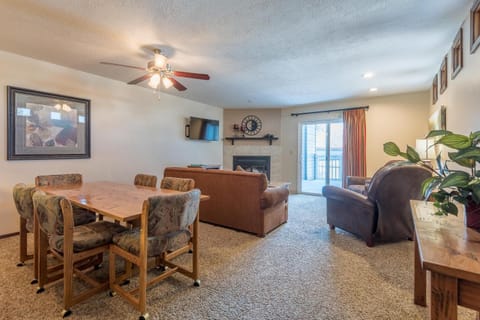 Habitat Condo 2 Bedroom with Year-Round Hot Tub & Walk to Downtown Ketchum Casa in Ketchum