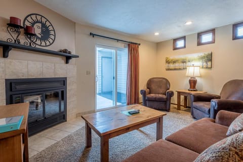 Habitat Condo 2 Bedroom with Year-Round Hot Tub & Walk to Downtown Ketchum Casa in Ketchum