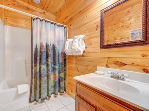 Truly Blessed, 3 Bedrooms, Hot Tub, Sleeps 10 Maison in Gatlinburg