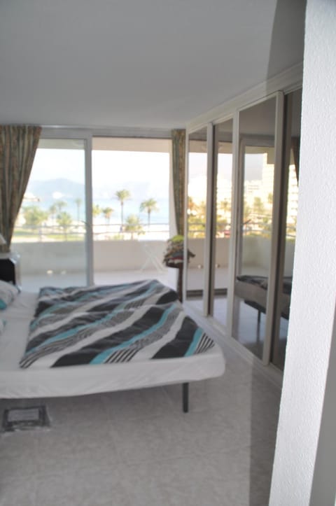 Bed, View (from property/room), Balcony/Terrace, Bedroom, Sea view