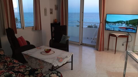 Natural landscape, TV and multimedia, Living room, Seating area, Evening entertainment, Sea view