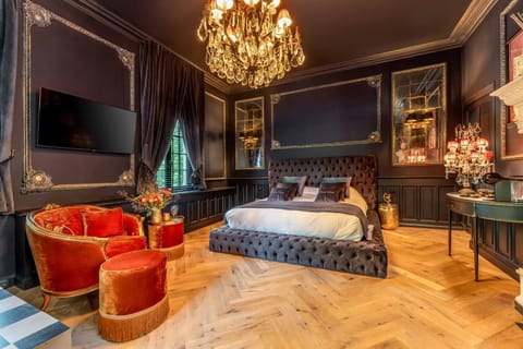 Bed, TV and multimedia, Seating area, Bedroom