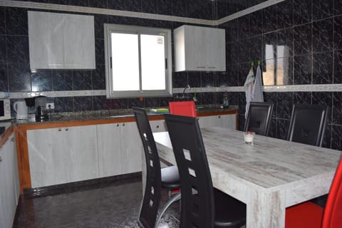 Kitchen or kitchenette, Dining area, Communal kitchen