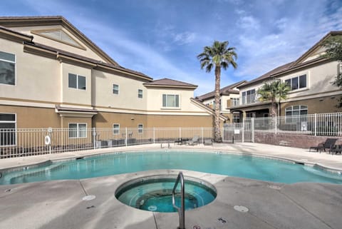 Desert Condo with Pool about 3 Miles to Colorado River! Eigentumswohnung in Bullhead City