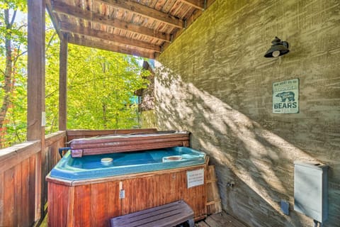 Smoky Mountain Cabin with Hot Tub Near Pigeon Forge House in Pigeon Forge
