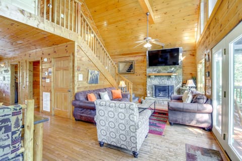 Charming Cabin in the Smokies Hot Tub and Game Room House in Pigeon Forge