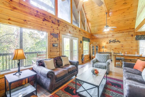 Charming Cabin in the Smokies Hot Tub and Game Room House in Pigeon Forge