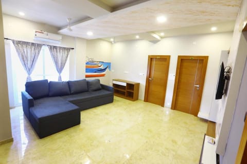 Communal lounge/ TV room, TV and multimedia, Seating area, air conditioner