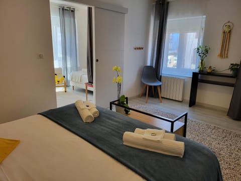 Bed, Photo of the whole room, Bedroom, towels