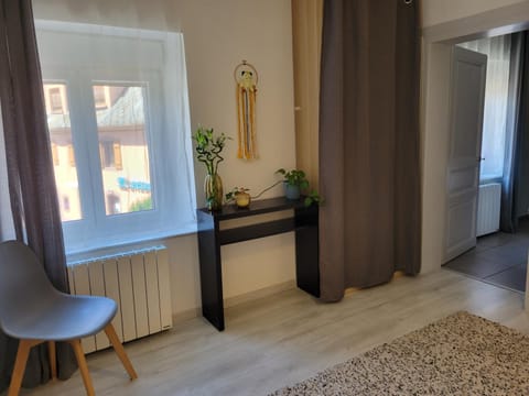 Photo of the whole room, Bedroom, wardrobe