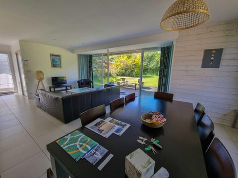 Patio, Living room, Dining area, internet