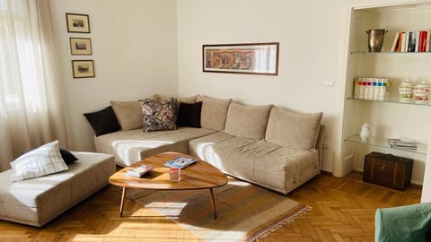 Living room, Photo of the whole room, Seating area