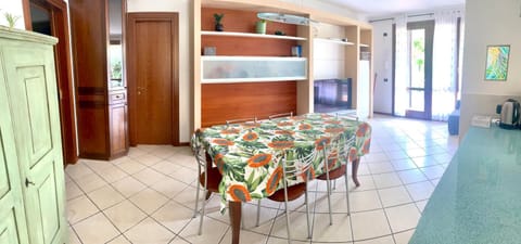 TV and multimedia, Seating area, Dining area