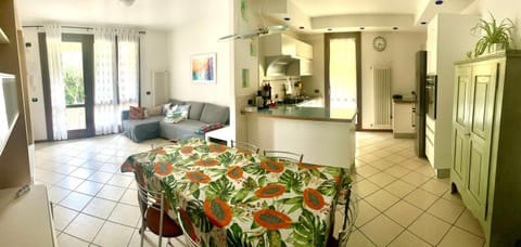 Communal lounge/ TV room, TV and multimedia, Kitchen or kitchenette, Living room, Seating area, Dining area