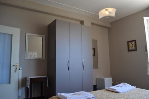 Bed, heating, heating, towels, wardrobe