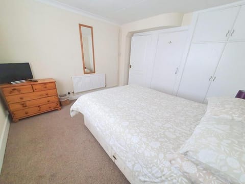 Wentworth Apartment with 2 bedrooms, Superfast Wi-Fi and private parking Condo in Sittingbourne