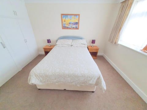 Wentworth Apartment with 2 bedrooms, Superfast Wi-Fi and Parking Appartamento in Sittingbourne