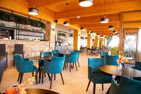 Restaurant/places to eat, Restaurant/places to eat, Lounge or bar, Lounge or bar, Seating area, Drinks