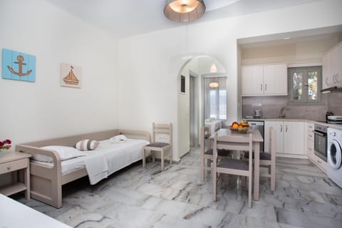 Coffee/tea facilities, Living room, Seating area, Dining area