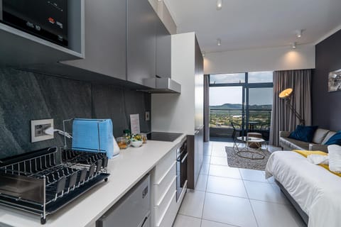 Top Floor Menlyn Maine studio apartment with Stunning Views & No Load Shedding Copropriété in Pretoria