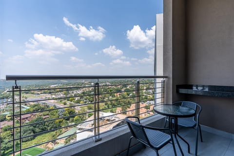 Top Floor Menlyn Maine studio apartment with Stunning Views & No Load Shedding Copropriété in Pretoria