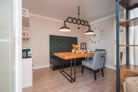 Kitchen or kitchenette, Seating area, Dining area