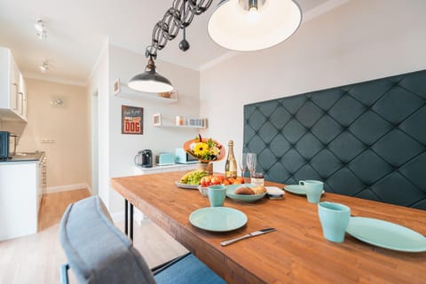 Kitchen or kitchenette, Seating area, Dining area, Food, Breakfast, pet friendly, stove