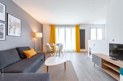 TV and multimedia, Living room, Seating area, Dining area