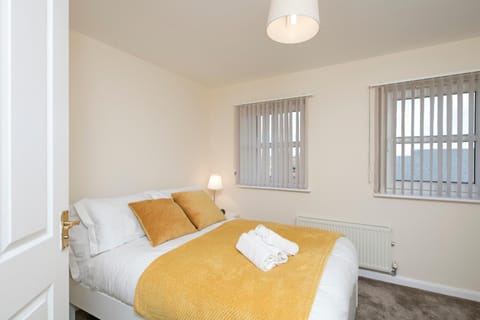 Birmingham Solihull Coventry NEC Long & Short Stay Contractors HS2 BHX Sleeps 3 persons 2 Bedrooms 2 Bathroom Apartment Dedicated Parking Close to NEC City Centre International Airport & Train Station Business Travellers Condo in Solihull