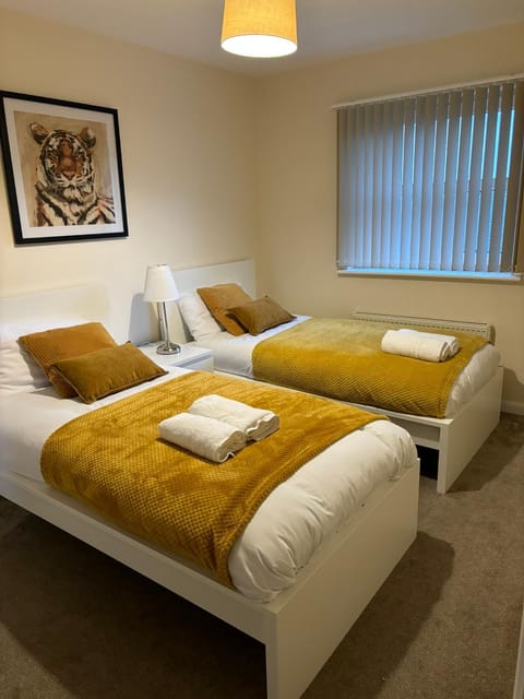 Birmingham Solihull Coventry NEC Long & Short Stay Contractors HS2 BHX Sleeps 3 persons 2 Bedrooms 2 Bathroom Apartment Dedicated Parking Close to NEC City Centre International Airport & Train Station Business Travellers Copropriété in Solihull