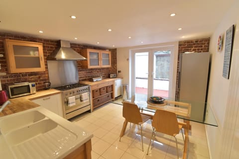 Kitchen or kitchenette, Seating area, Dining area, Communal kitchen