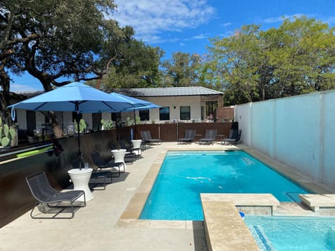 Day, Pool view, Swimming pool, sunbed