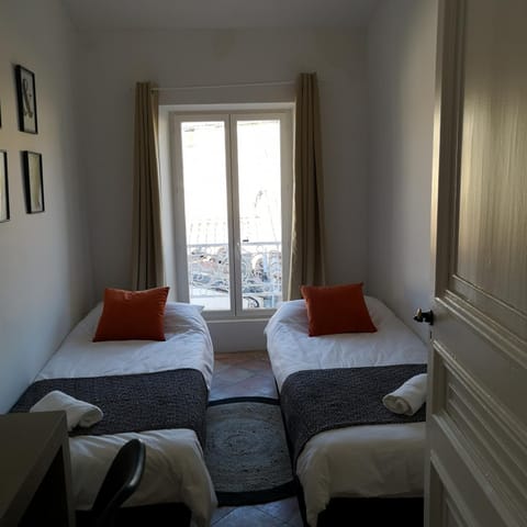 Suite Familiale Saint-Exupéry-Spacieux-Hypercentre-wifi-vélo Wohnung in Castelnaudary