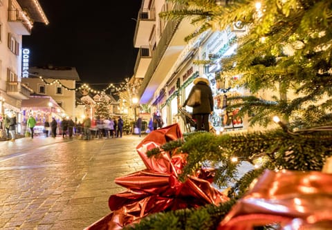 Nearby landmark, Restaurant/places to eat, People, Neighbourhood, Shopping Area