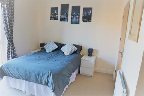 2BR Apt in Crawley w Parking - Near Gatwick Copropriété in Crawley