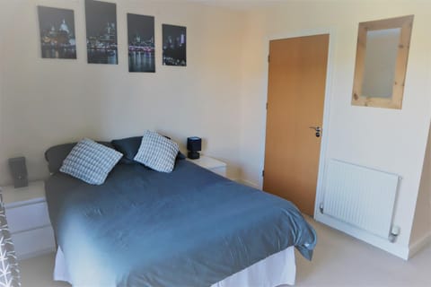 2BR Apt in Crawley w Parking - Near Gatwick Copropriété in Crawley